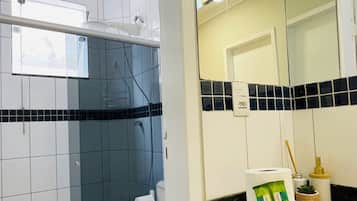 SĂšche-cheveux, serviettes fournies, savon, papier toilette