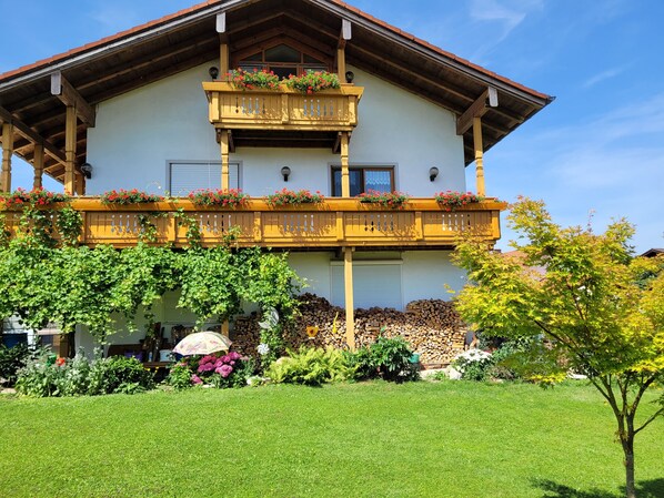 Exterior - Apartment "Ferienwohnung bei Helga" with Balcony (Tittmoning)