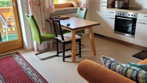 Una cocina funcional con una mesa de comedor, sillas y un sofá.