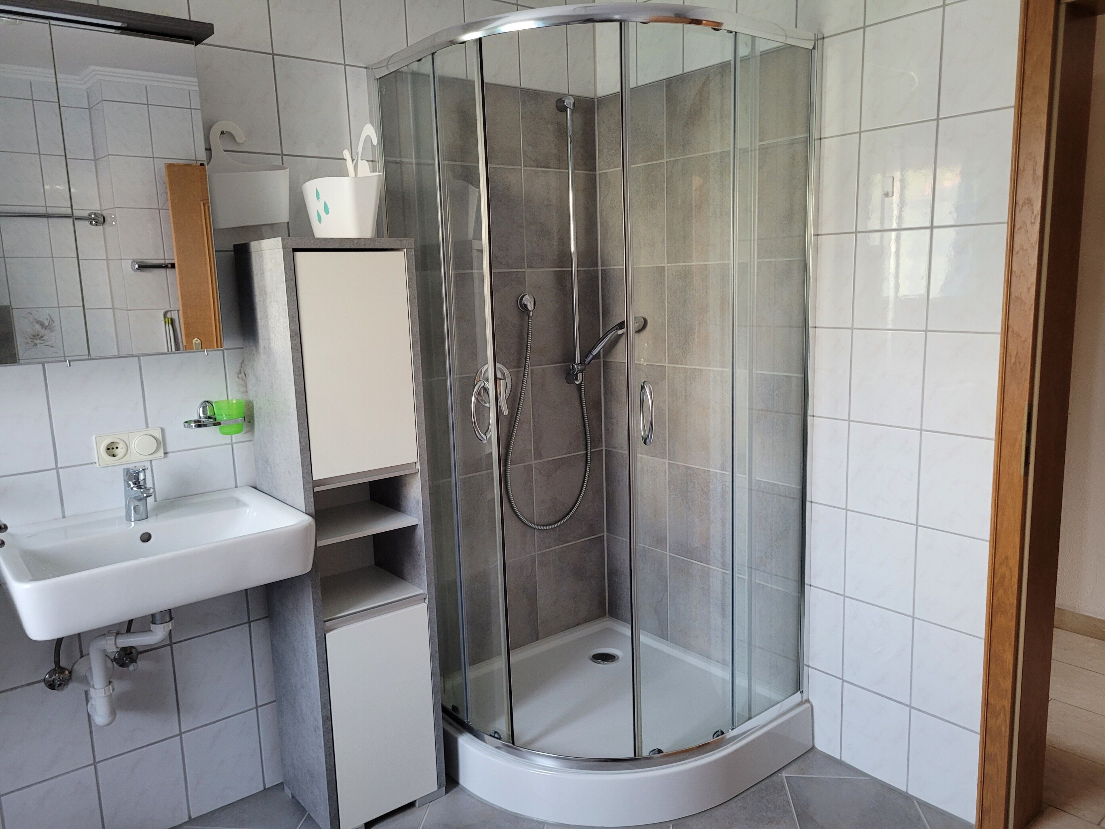 Dusche, kostenlose Toilettenartikel, Haartrockner, Handtücher
