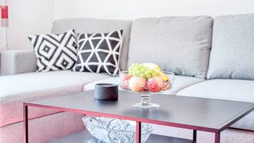 Tv, bordtennisbord, stereoanlæg