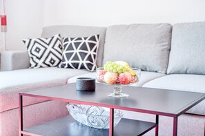 Fernseher, Tischtennisplatte, Stereoanlage