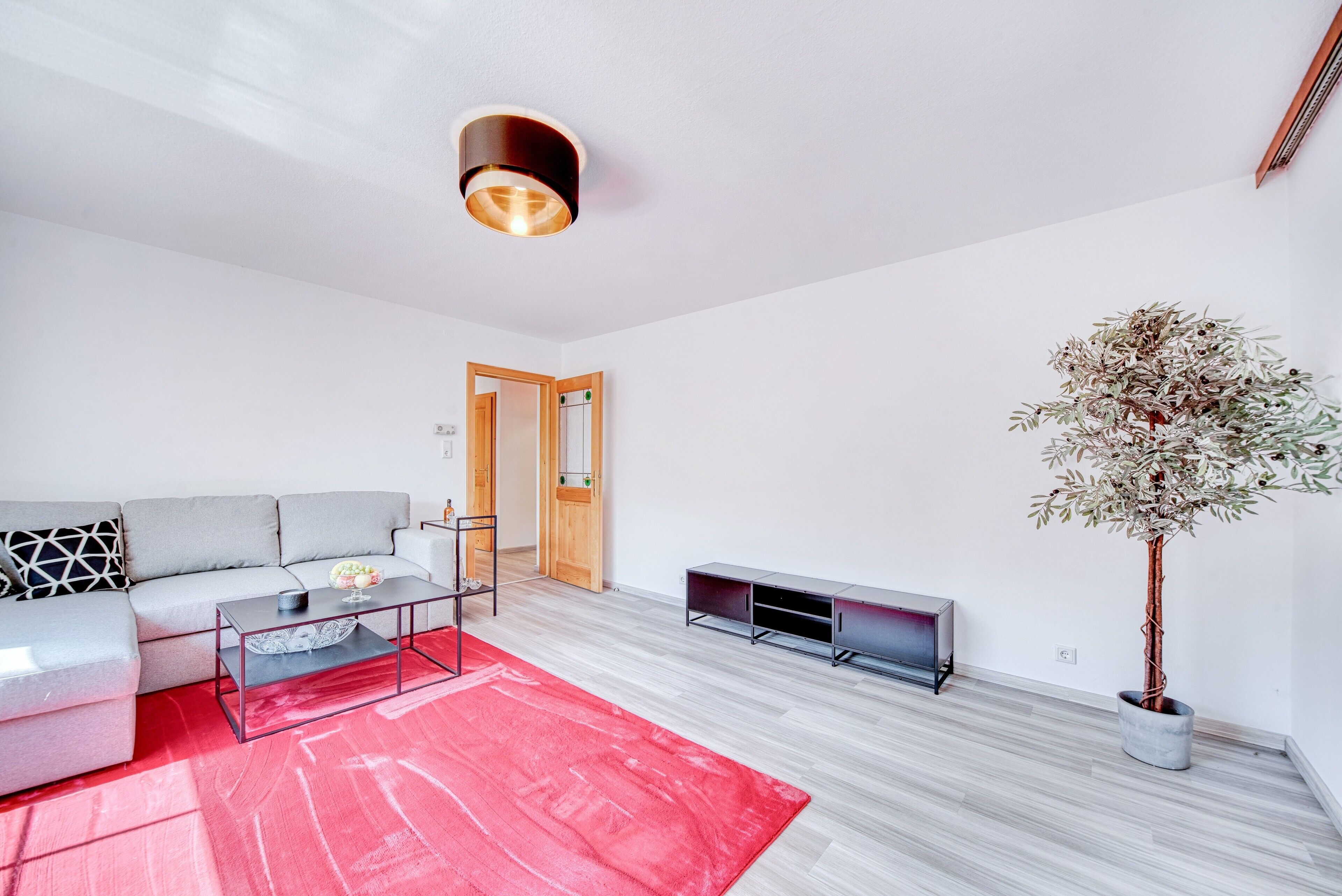 Televisión, mesa de ping pong, estéreo