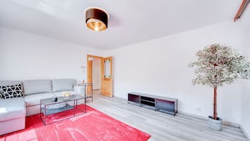 Televisión, mesa de ping pong, estéreo