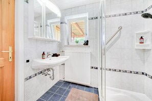 Shower, hair dryer, towels - Apartment 'Seenähe' with Shared Terrace, Shared Garden and Wi-Fi (Mattsee)