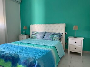 Tabla de planchar con plancha, wifi y ropa de cama