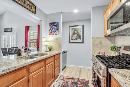 Hero-Themed Hot Tub Stay Near Canyon Lake Fun!