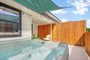 Outdoor spa tub - Hot Tub & 3 TVs! Canyon Lake Sports Fan's Dream (Canyon Lake)