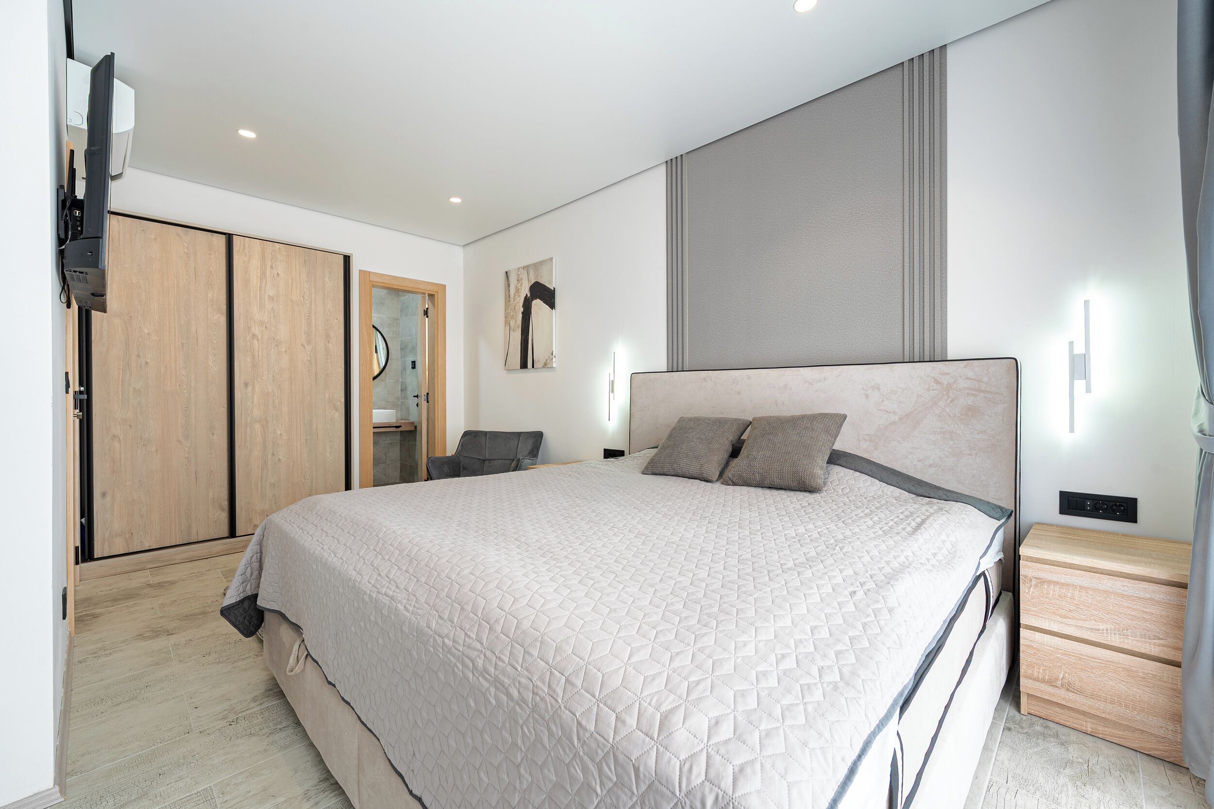 4 bedrooms, iron/ironing board, free WiFi, bed sheets