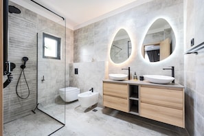 Bruser, hårtørrer, bidet, håndklæder