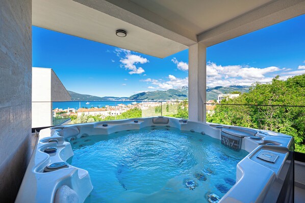 Outdoor spa tub