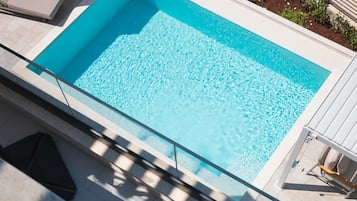 Una piscina al aire libre, una piscina climatizada