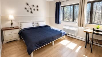 Quarto conforto, vista para o jardim | Escrivaninha, Wi-Fi de cortesia