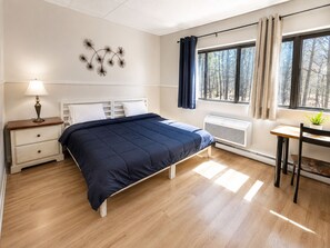 Comfort Room, Garden View | Desk, free WiFi