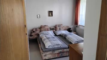 2 bedrooms, iron/ironing board, free WiFi, bed sheets