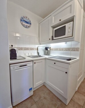 Kühlschrank, Mikrowelle, Herdplatte, Geschirrspüler