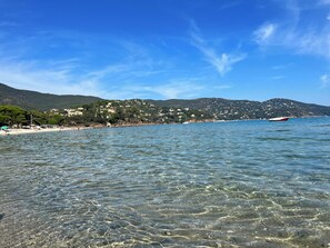 Una playa cerca, sillas reclinables de playa