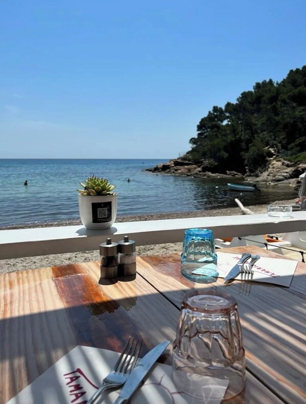 Plage à proximité, chaises longues