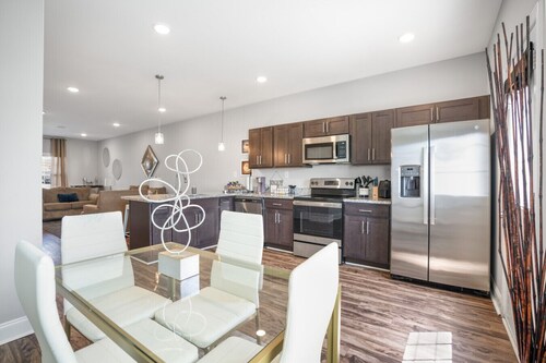 Timeless Escape – Modern Comfort Near Nashville Free Wi-Fi and Parking