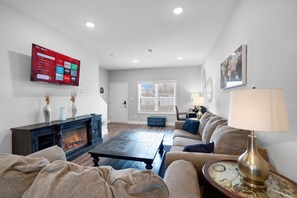 Smart TV, fireplace