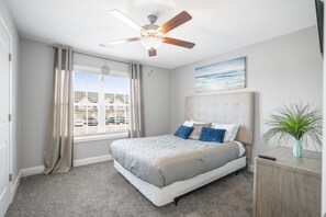 2 chambres, bureau, fer et planche à repasser, lit parapluie