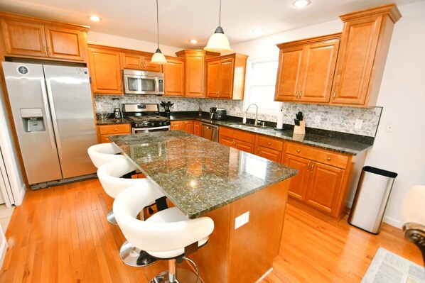 冷蔵庫、電子レンジ、オーブン、コンロ