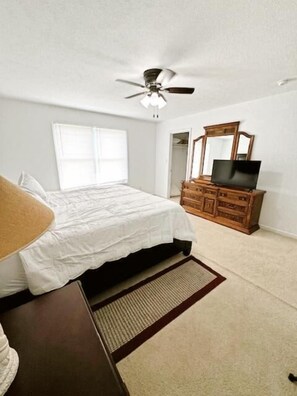 4 bedrooms, iron/ironing board, WiFi, bed sheets