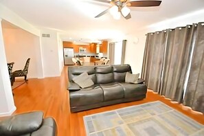 テレビ、暖炉、書斎 / ワークスペース