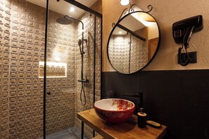 Quadruple Room | Bathroom | Free toiletries, soap, shampoo, toilet paper - Cumaku Boutique Hotel & Spa (Gjirokastër)