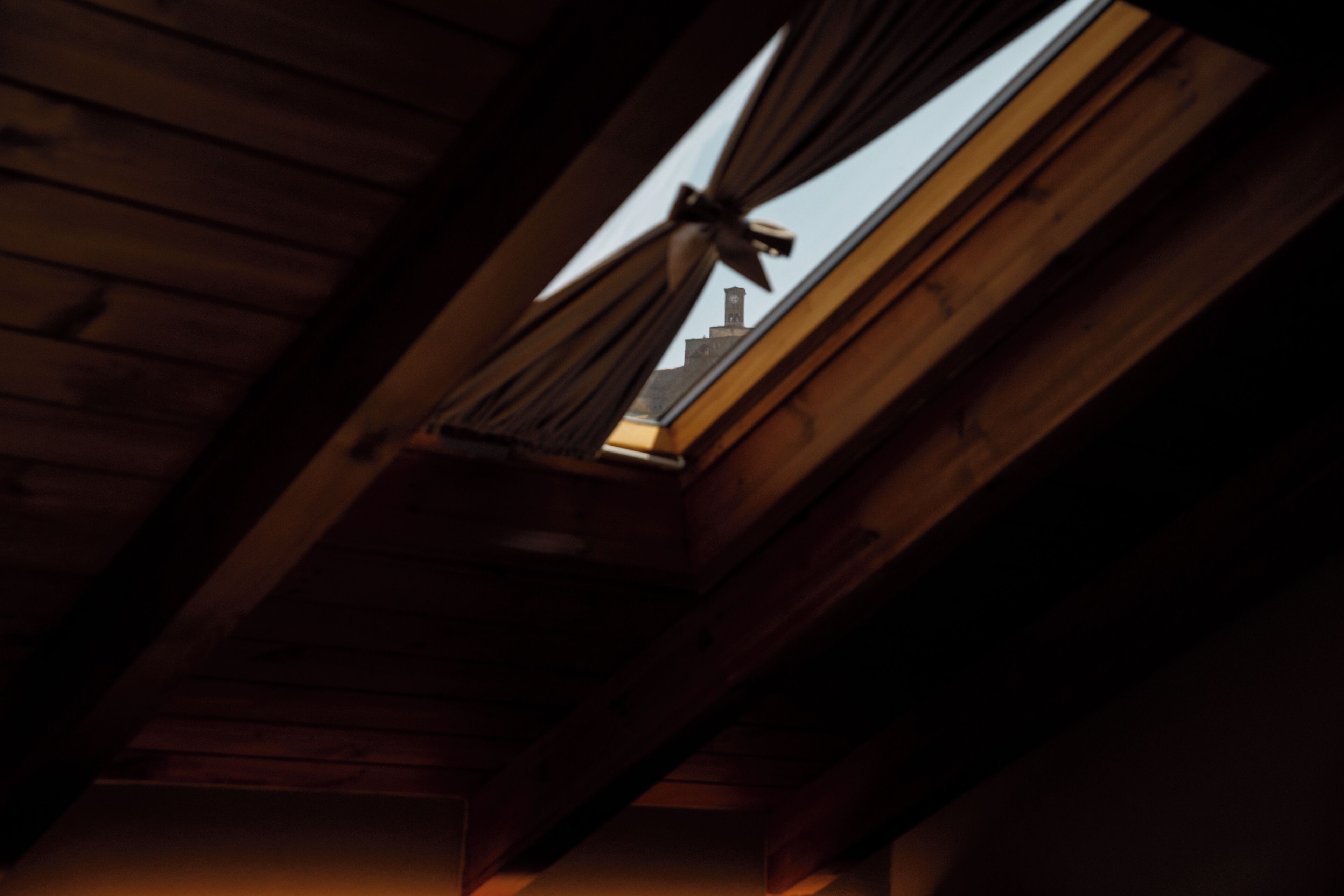 Un plafond en bois avec une lucarne.