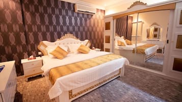 Apartment | In-room safe, blackout drapes, iron/ironing board, free WiFi