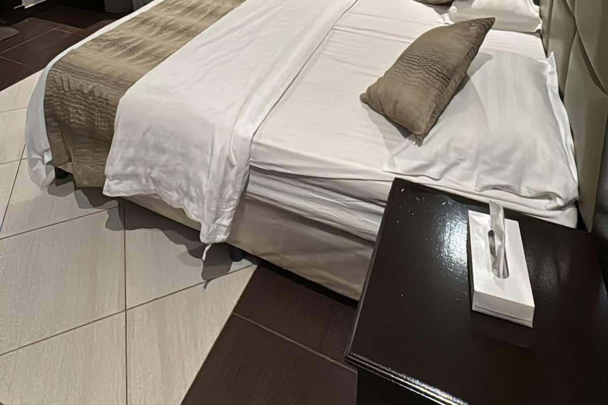 Kamar | Brankas, tirai kedap cahaya, setrika/meja setrika, dan Wi-Fi gratis