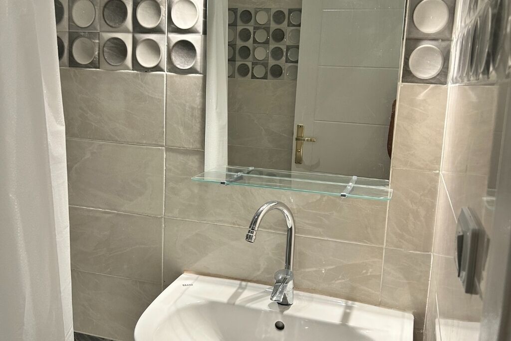 Douche, serviettes fournies, papier toilette