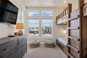 15 chambres, bureau, fer et planche à repasser, lit de bébé portatif