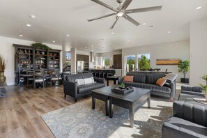 TV, tavolo da ping pong, libri