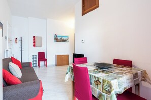 Appartamento, 1 letto queen con divano letto | Area soggiorno | TV 30 pollici con canali satellitari