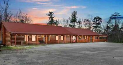 Charming 4-bedroom with Mtn. Views, WIFI, & Cold Plunge Tub in Pine Ridge, Ky