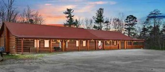 Charming 4-bedroom with Mtn. Views, WIFI, & Cold Plunge Tub in Pine Ridge, Ky