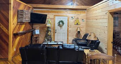 Charming 4-bedroom with Mtn. Views, WIFI, & Cold Plunge Tub in Pine Ridge, Ky