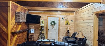 Charming 4-bedroom with Mtn. Views, WIFI, & Cold Plunge Tub in Pine Ridge, Ky