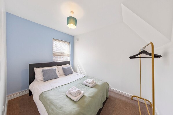 Iron/ironing board, WiFi, bed sheets
