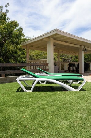 Property grounds - Villa Strea; Family house with pool & BBQ, close to center, in nature (Oranjestad)