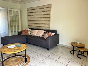 Smart TV - Villa Strea; Family house with pool & BBQ, close to center, in nature (Oranjestad)