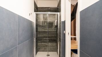 Dusche, Haartrockner, Handtücher, Seife