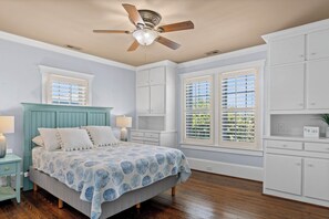 4 bedrooms, iron/ironing board, free WiFi, bed sheets - The Salty Cottage at 6th-Downtown Morehead Historic Gem-Waterfront District! (Morehead City)