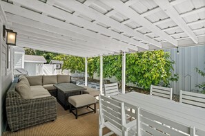 Outdoor dining - The Salty Cottage at 6th-Downtown Morehead Historic Gem-Waterfront District! (Morehead City)