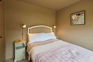 3 bedrooms, iron/ironing board, WiFi, bed sheets - Host & Stay | The Beach House (Overstrand)