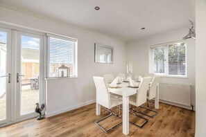 Dining - Host & Stay | Meadow Way (Fifield)