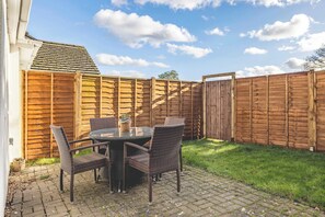 Outdoor dining - Host & Stay | Meadow Way (Fifield)