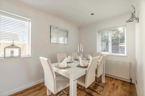Dining - Host & Stay | Meadow Way (Fifield)